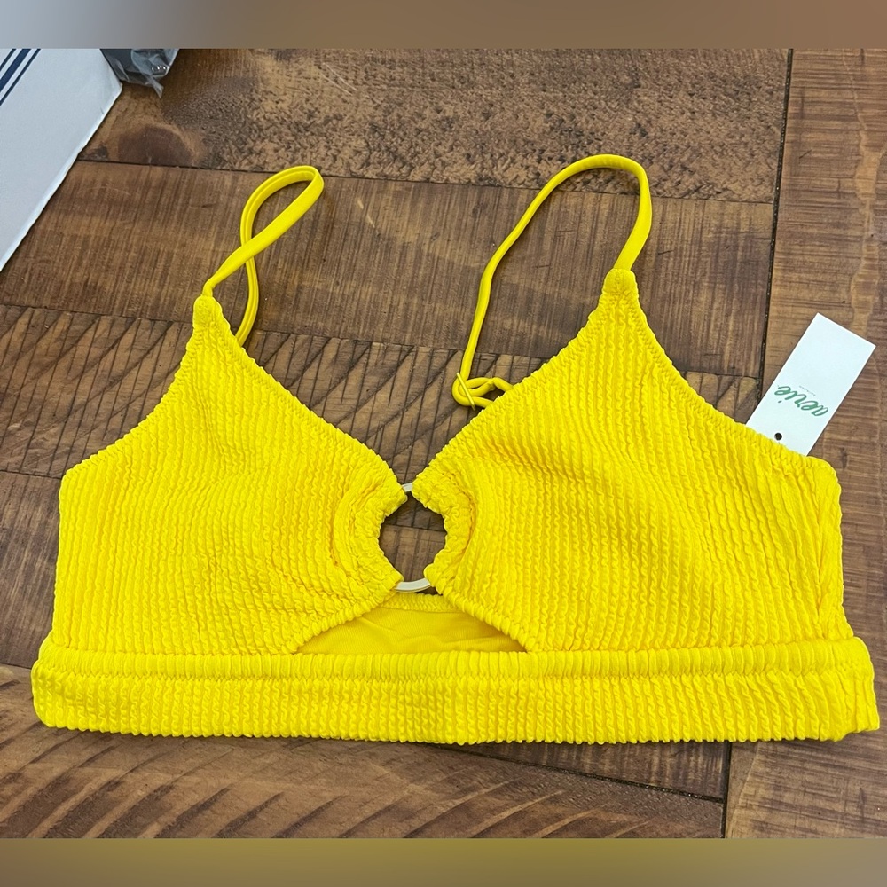 NWT Aerie Crinkle Scoop Cutout Bikini Top in Sunny Yellow - Size M - Picture 3 of 5